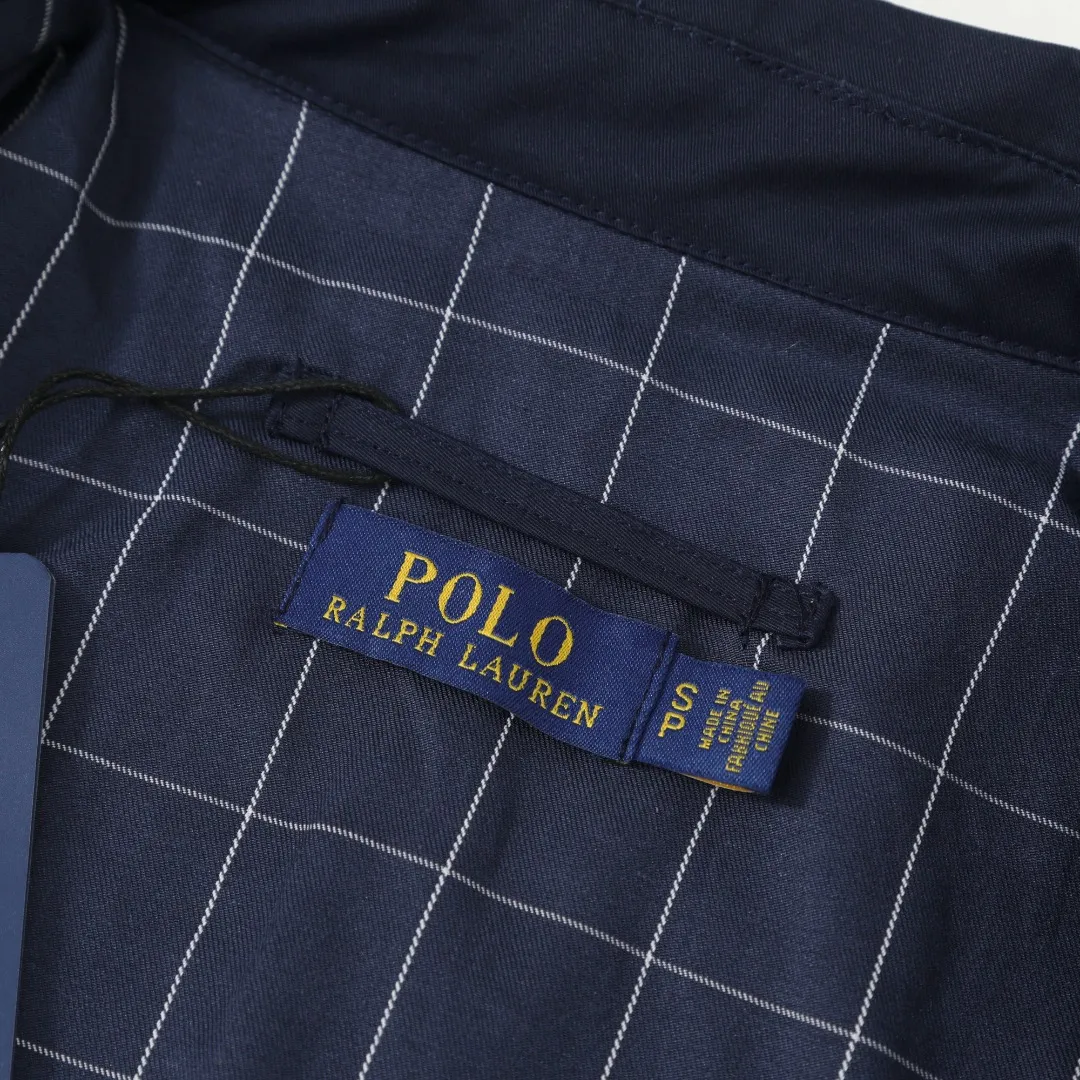 P350 #R25 Ralph Lauren/Ralph Lauren classic unisex old cadre zipper jacket RL12168 Same style as Yi Mengling Item number: RL12168 Recommended by many fashion bloggers, the Harrington jacket's lapel zipper windproof design perfectly blends casual style with street trend elements, making it very suitable for neutral wear. The fabric texture of the jacket is excellent and comfortable to wear. It is a very versatile and trendy jacket. Original development, 100% pure cotton fabric, exquisite embroidery, evergreen style for all seasons, feel free to buy it, retro will never go out of style!  Color: Khaki Black Navy Dark Green Brown Size: S/M/L/XL Length: 68/70/72/74 Bust: 128/132/136/140 Shoulder Width: 52/53/54/55